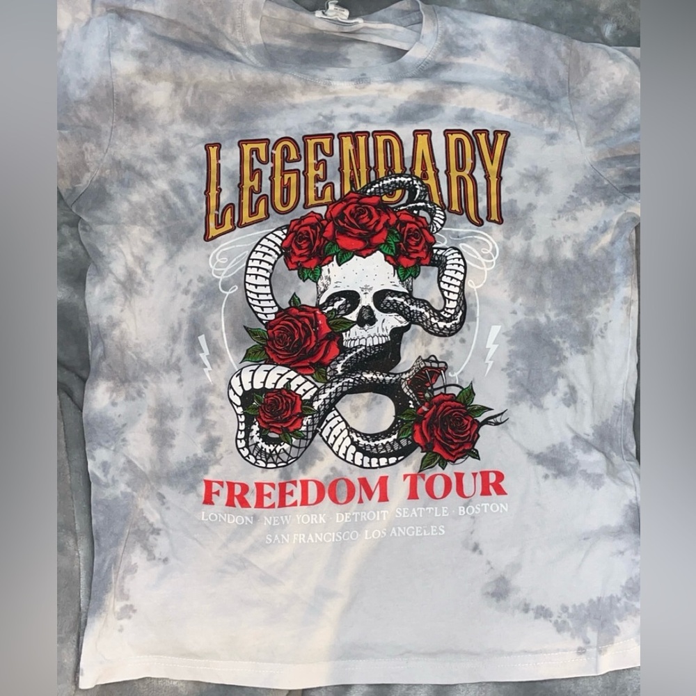 Medium freedom tour shirt with cuffed sleeves. Lightly worn.